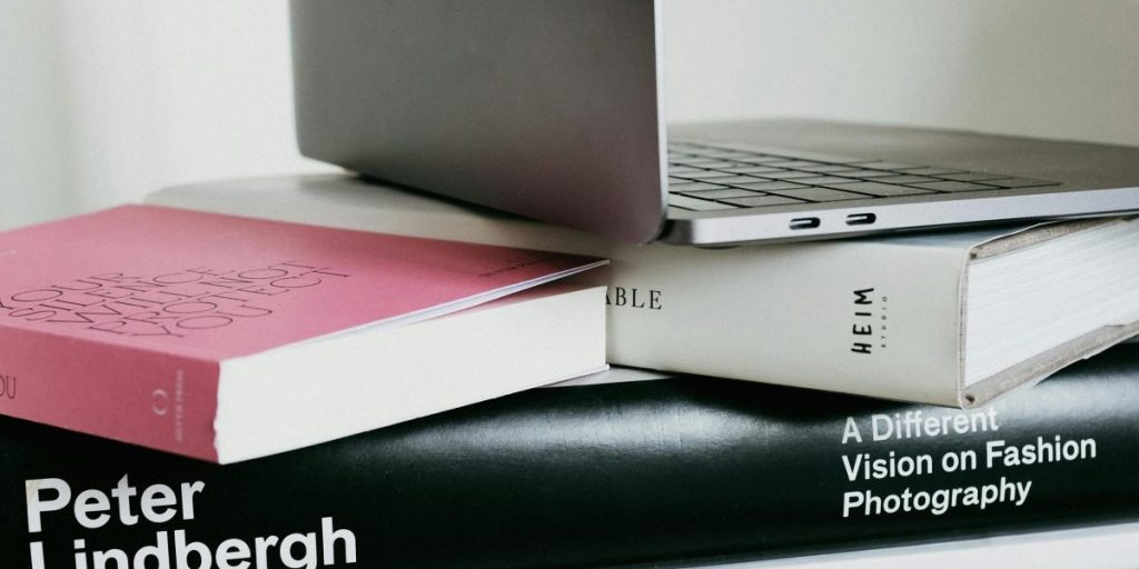 This article helps readers stuck between two popular contemporary authors—Suzanne Collins and Rebecca Yarros—by comparing their styles, themes, and best entry p...