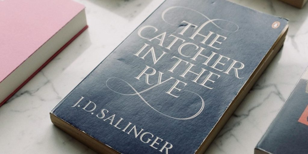 This guide helps readers navigate Stephen King's vast bibliography by explaining the most useful ways to read his books in order. It outlines three main strateg...
