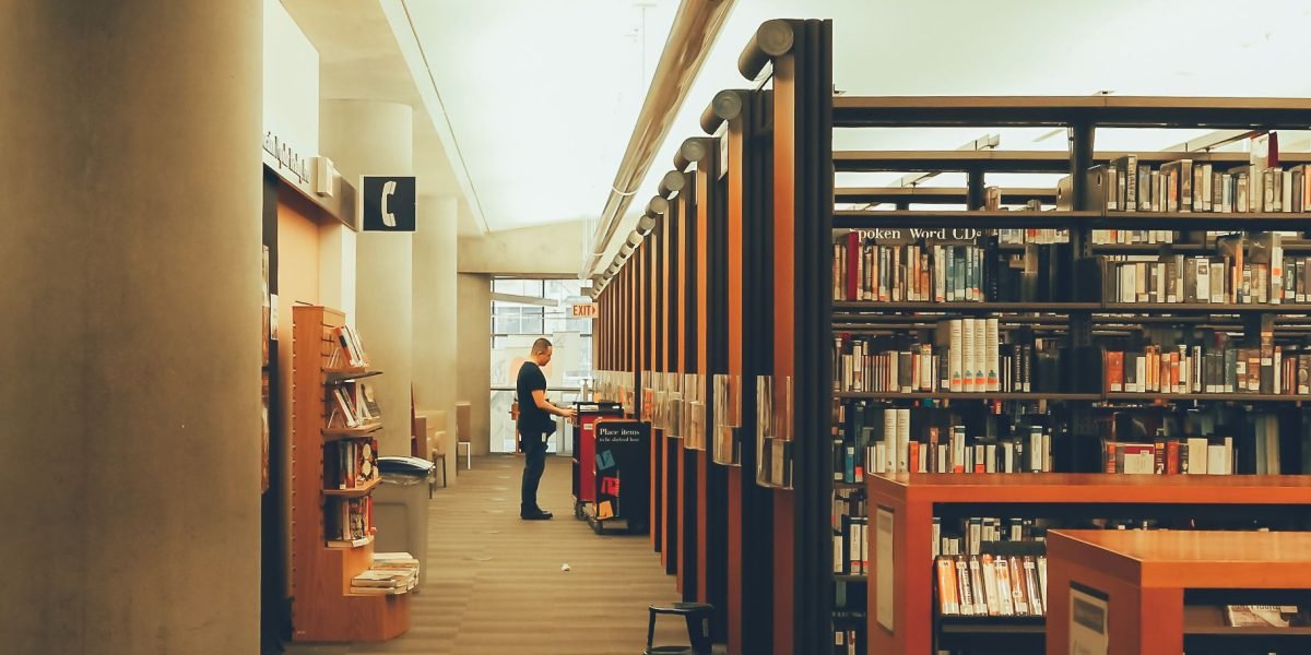 A friendly librarian assists a family in the children's section, demonstrating the value of expert guidance in book selection.